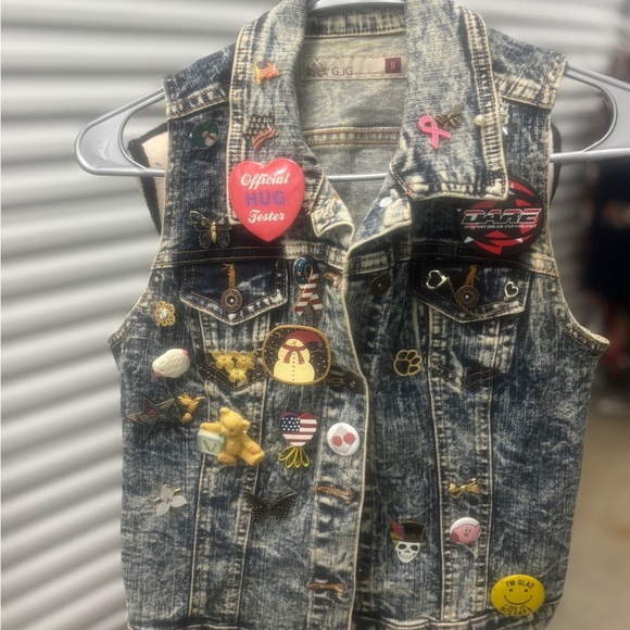 GJG Los Angeles Jackets & Blazers - 🦋 GJG Los Angeles Vintage Denim Vest w/ Collectible Pins – Size S